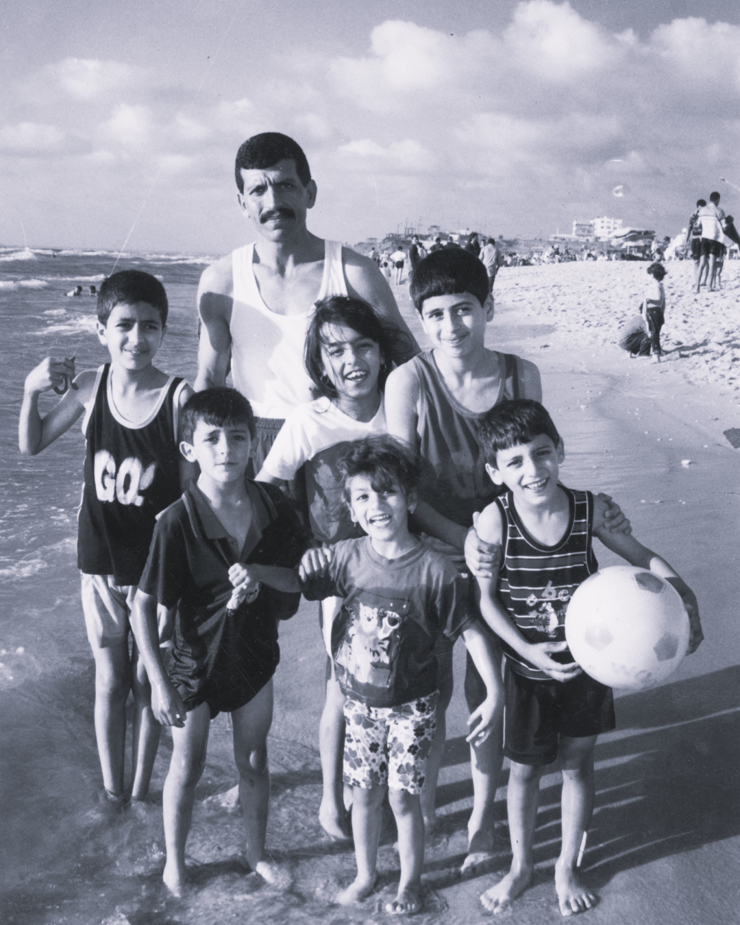 Salím Ázar with children from Ázar family.